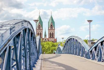 Paseo arquitectónico de Friburgo con un local