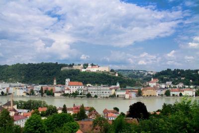 Passau - Paseo del río Inn con vistas pintorescas de la ciudad Passau - Paseo del río Inn con vistas pintorescas de la ciudad