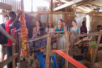 Bonwire kente tour y pueblo de estampación Ntonso Adinkra en kuma