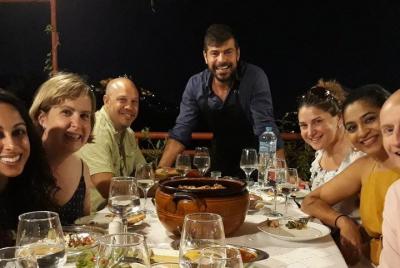 Los platos griegos esenciales con vista a la Acrópolis Los platos griegos esenciales con vista a la Acrópolis