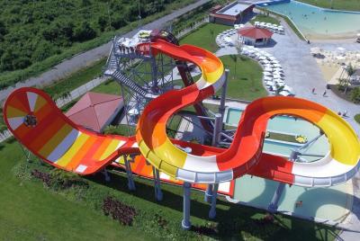 Parque acuático con adrenalina y diversión. Parque acuático con adrenalina y diversión.
