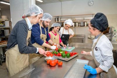 Clase de cocina griega de 3,5 horas y cena en el centro de Atenas