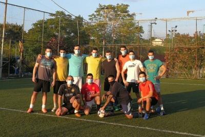 Juega fútbol 5 A con los locales en Atenas Juega fútbol 5 A con los locales en Atenas