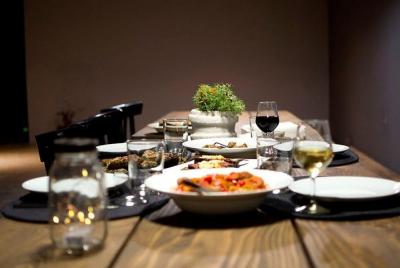 Cena y cena de cocina griega rápida y fácil con vistas a grupos p