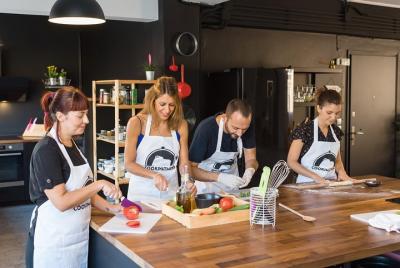 Clase de cocina tradicional griega y almuerzo con vista a la Acró Clase de cocina tradicional griega y almuerzo con vista a la Acró