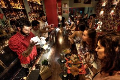 Atenas de noche: visitas en grupo pequeño con bebidas y degustaci Atenas de noche: visitas en grupo pequeño con bebidas y degustaci