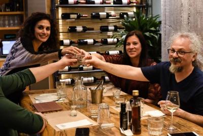 Tour gastronómico para grupos pequeños y cata de vinos en Atenas  Tour gastronómico para grupos pequeños y cata de vinos en Atenas