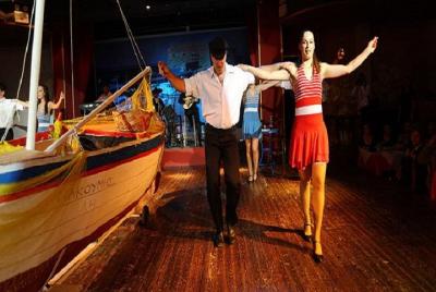 Cretense Noche Música Comida Bailando