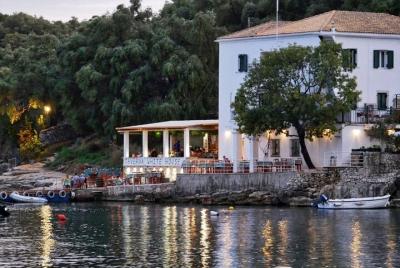 Paseo en bote con los Durrells: un tour cultural en bote de día c