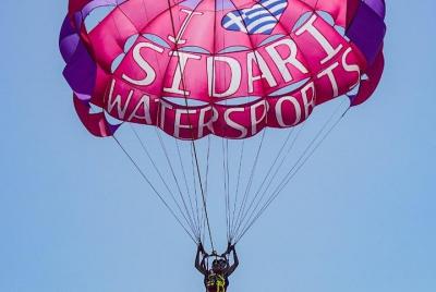 Experiencia de paseo en parapente doble en la playa de Megali