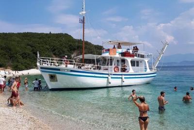 Paseo en barco de día completo por la realeza en Corfú con barbac Paseo en barco de día completo por la realeza en Corfú con barbac