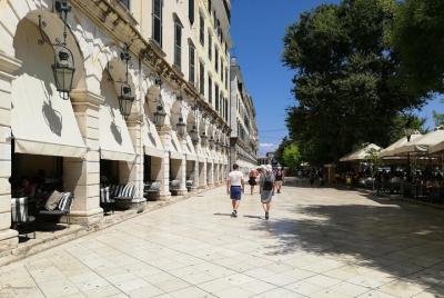 Recorrido a pie por el casco antiguo de Corfú: edificios históric Recorrido a pie por el casco antiguo de Corfú: edificios históric