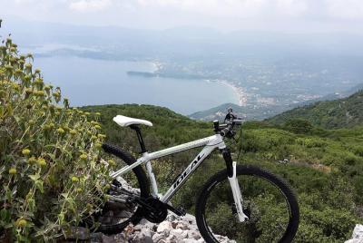 Corfú desde arriba: ciclismo de montaña o senderismo en el pico m Corfú desde arriba: ciclismo de montaña o senderismo en el pico m