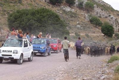 Jeep Safari 4x4 Creta pistas de montaña todoterreno reales con al Jeep Safari 4x4 Creta pistas de montaña todoterreno reales con al