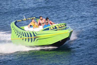 Paseo en bote 1 hora de acrobacias desde Hersonissos Paseo en bote 1 hora de acrobacias desde Hersonissos