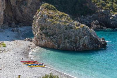 Actividad de kayak de mar de medio día en Stoupa y Kardamili Actividad de kayak de mar de medio día en Stoupa y Kardamili