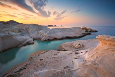 Crucero al atardecer compartido desde Milos a través de Kleftiko Crucero al atardecer compartido desde Milos a través de Kleftiko