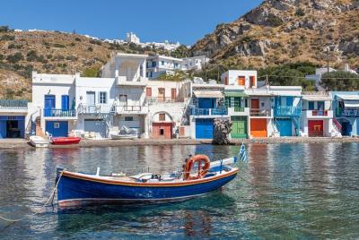 Paseo en barco de 4 horas a Kleftiko desde Milos con un barco de  Paseo en barco de 4 horas a Kleftiko desde Milos con un barco de