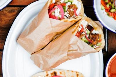 Cena de clase de cocina Souvlaki con lugareños Cena de clase de cocina Souvlaki con lugareños