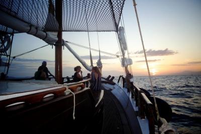 ¡Nade, diviértase en Rhenia y la icónica vista del atardecer! ¡Nade, diviértase en Rhenia y la icónica vista del atardecer!