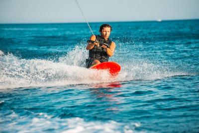 Aventura privada de kneeboard en Mykonos Aventura privada de kneeboard en Mykonos