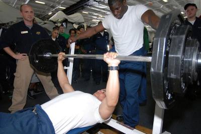 Entrenamiento de culturismo / levantamiento de pesas con un Chang