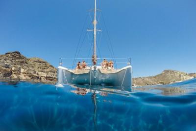 Crucero clásico por la caldera de Santorini con barbacoa a bordo  Crucero clásico por la caldera de Santorini con barbacoa a bordo