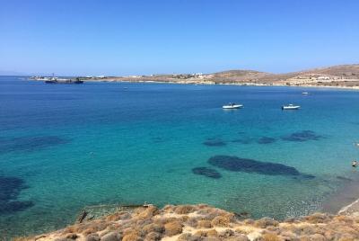 Increíble caminata en la playa en Paros Increíble caminata en la playa en Paros