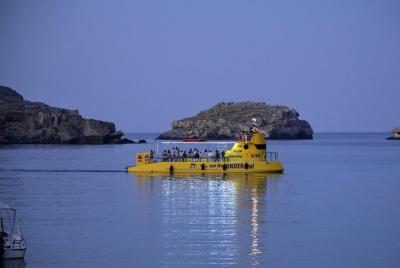 Tour privado del submarino Lindos con parada para nadar en la bah