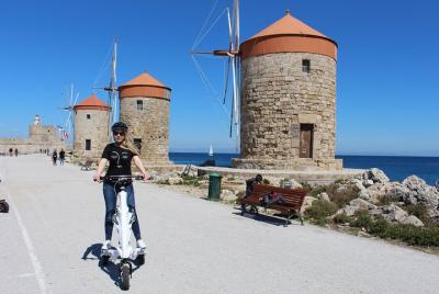 Explore la ciudad medieval de Rodas en scooters - 2 horas