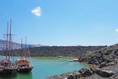 Crucero por la isla volcánica de Santorini: volcán, aguas termale