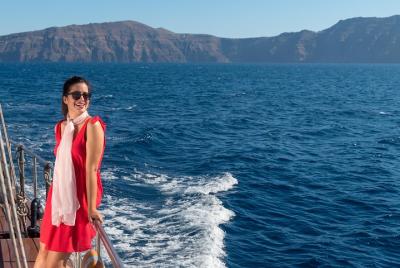 Caldera y Oia Puesta de sol con el barco King Thiras Caldera y Oia Puesta de sol con el barco King Thiras