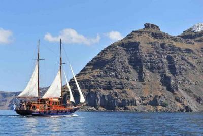 Crucero por las islas volcánicas de Santorini: volcán, aguas term