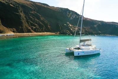 Excursión en barco en Santorini a la Playa Roja y Acrotiri