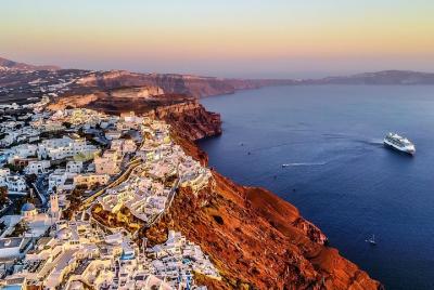 Tour privado en helicóptero por Santorini (desde 190 € por person