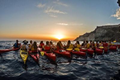 Santorini: Sunset Sea Kayak & Snorkel con cena Santorini: Sunset Sea Kayak & Snorkel con cena