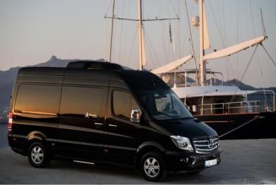 Traslado privado desde el aeropuerto de Santorini a Santorini