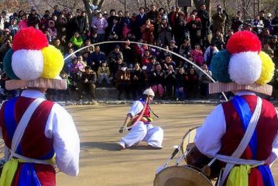 Pueblo folclórico tradicional coreano Tour por la tarde Pueblo folclórico tradicional coreano Tour por la tarde