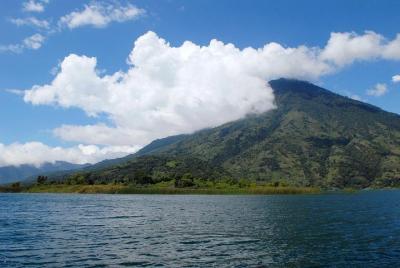 Crucero turístico del lago Atitlán con traslado desde Antigua
