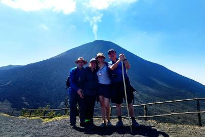 Excursión al volcán Pacaya y baños termales con almuerzo desde la Excursión al volcán Pacaya y baños termales con almuerzo desde la
