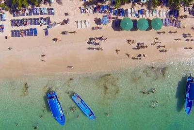 Pase de playa en West Bay Beach Resort con paradas gratuitas y op