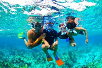 Esnórquel en el acuario de West Bay, playa, tirolesa, recorrido p