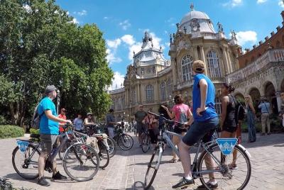 Budapest en bicicleta con una comida con gulash