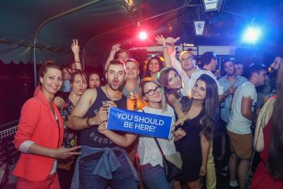 Crucero de fiesta por el río Danubio con recorrido por los pubs o