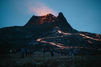 Excursión nocturna de medio día a pie por el volcán activo desde  Excursión nocturna de medio día a pie por el volcán activo desde