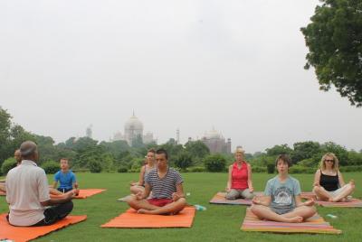 Sesión de yoga de 1 hora frente al Taj Mahal, que incluye traslad