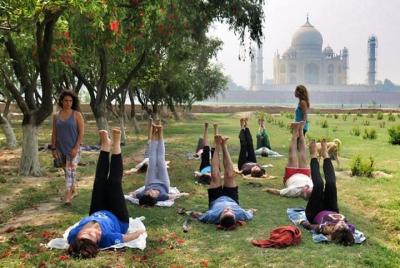 Clase de yoga a la sombra del Tajmahal