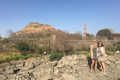 Tour autoguiado de 2 días a las cuevas de Ajanta y Ellora