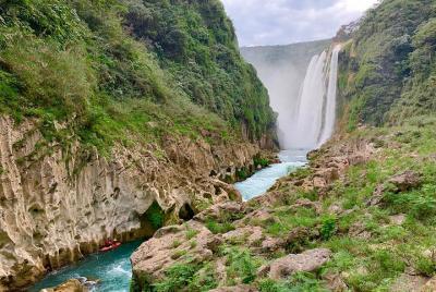 Catarata de Tamul y cueva de agua en canoa de madera