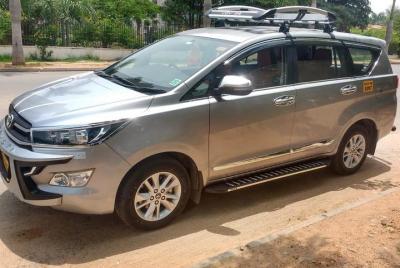 Traslado al aeropuerto de Bangalore en minivan Toyota Innova Crys